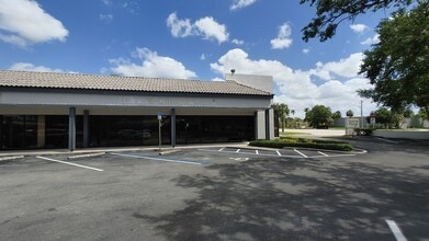 7443-7495 N University Dr, Tamarac, FL à louer Photo intérieure– Image 2 sur 22