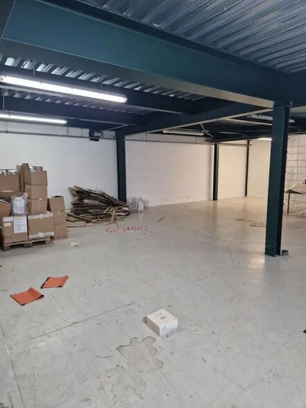 Local d'activités dans BOISSY-L'AILLERIE à vendre - Photo de l’immeuble – Image 3 sur 9