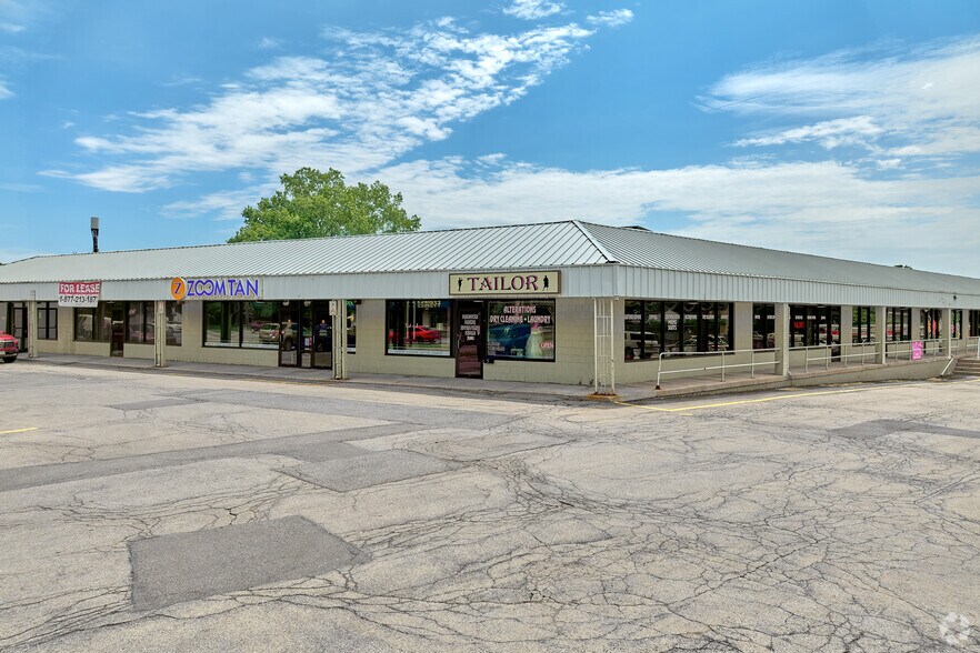 1945 E Ridge Rd, Rochester, NY à louer - Photo principale – Image 1 sur 8