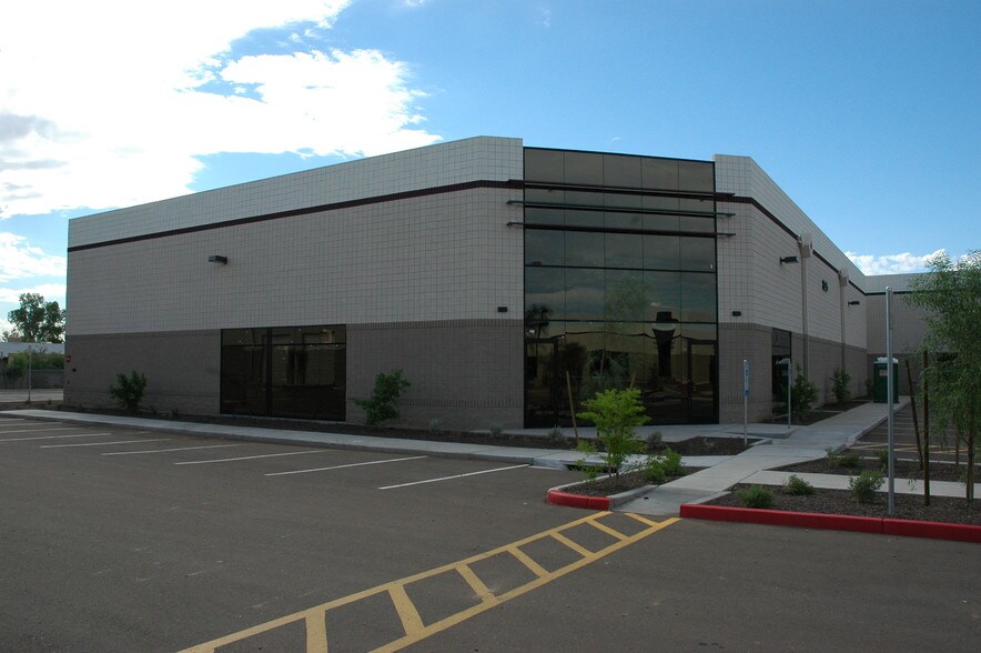 2325 W Utopia Rd, Phoenix, AZ à louer - Photo de l’immeuble – Image 3 sur 4