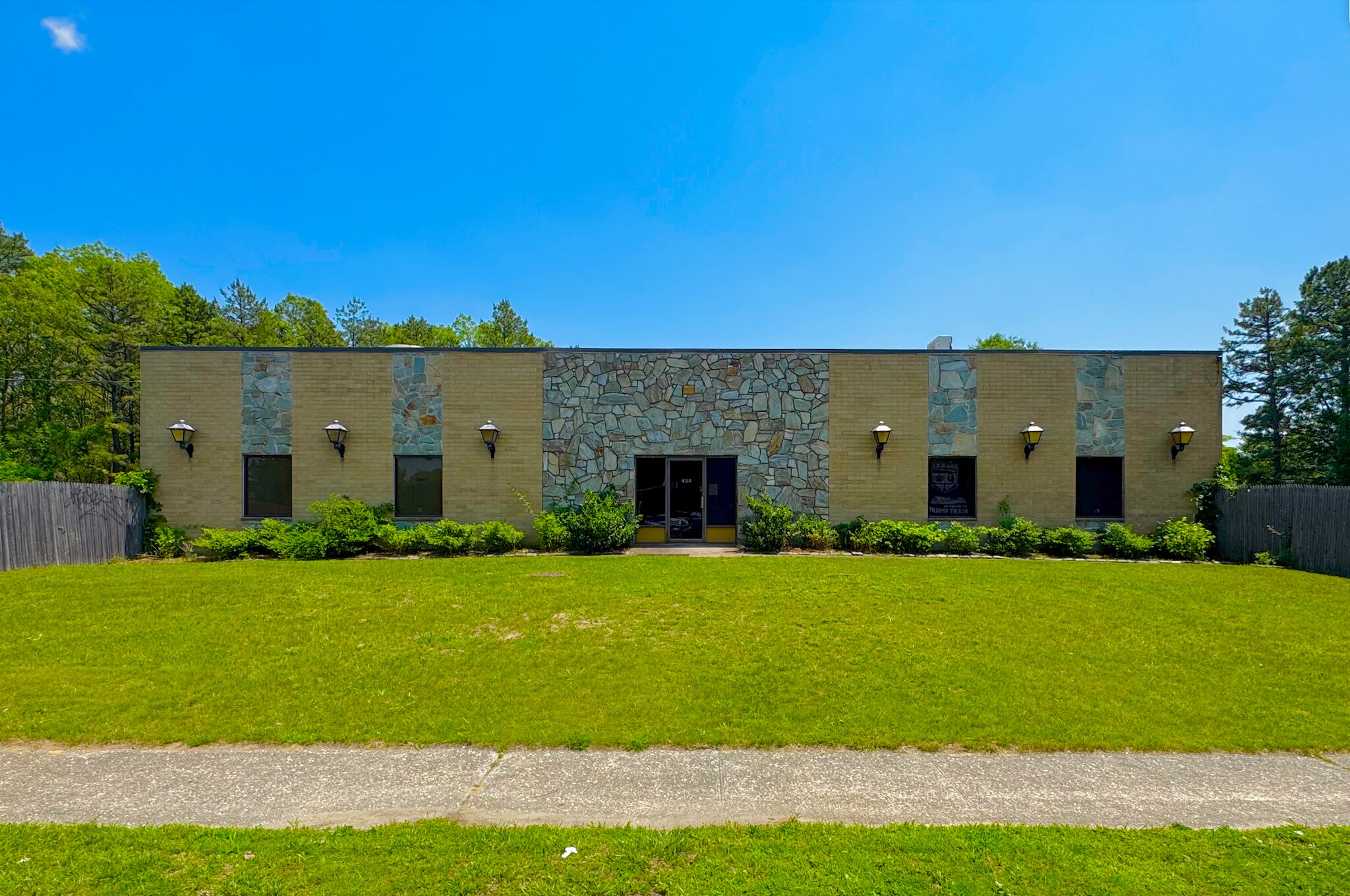 245 Middle Island Rd, Medford, NY à louer Photo de l’immeuble– Image 1 sur 13