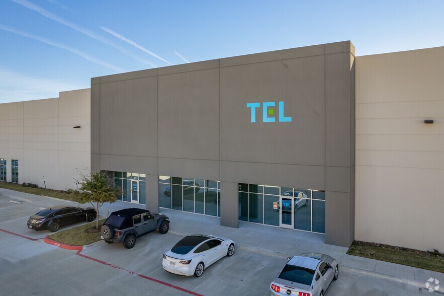 5811 Trade Center Dr, Austin, TX à louer - Photo de l’immeuble – Image 3 sur 4
