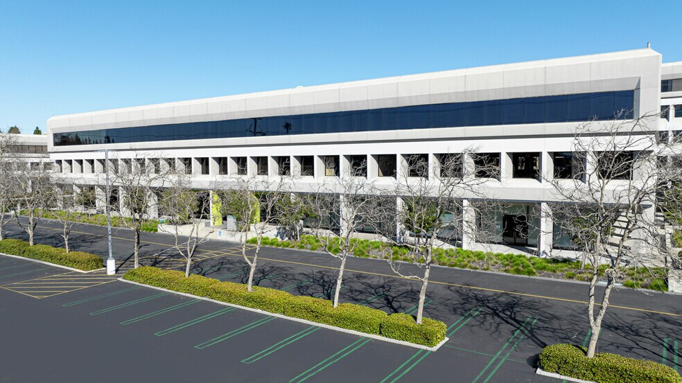 2560 N 1st St, San Jose, CA à louer - Photo de l’immeuble – Image 3 sur 24