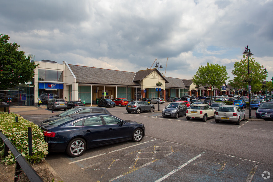 Mustard Mill Rd, Staines à louer - Photo principale – Image 1 sur 3