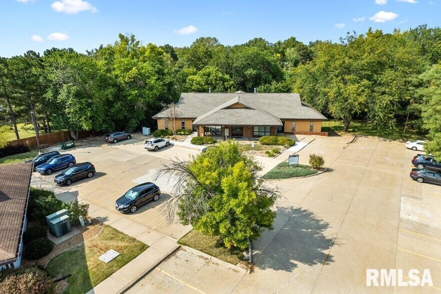 5113 N Executive Dr, Peoria, IL à louer - Photo de l’immeuble – Image 2 sur 9