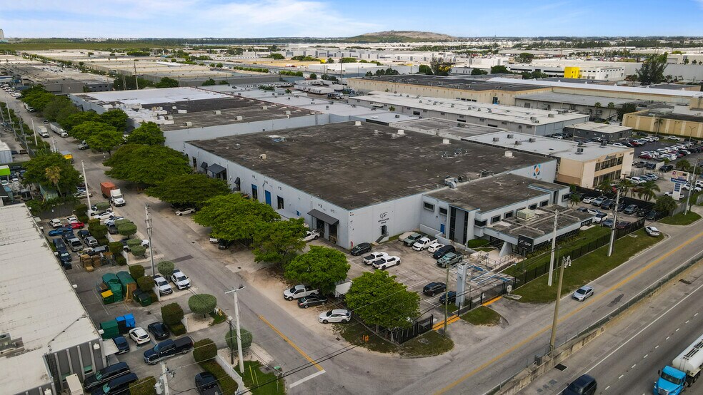 7801-7821 NW 67th St, Miami, FL à louer - Photo de l’immeuble – Image 2 sur 14