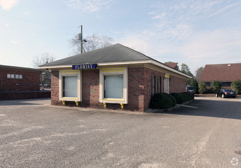 444 Owen Dr, Fayetteville, NC à vendre - Photo principale – Image 1 sur 6