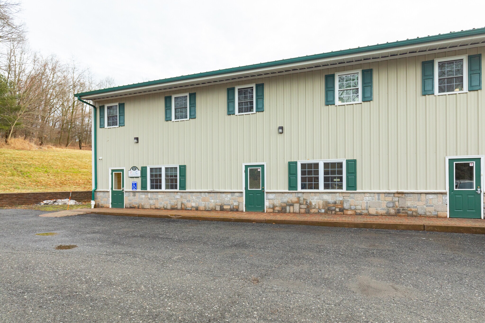 72 Airport Dr, Wappingers Falls, NY à louer Photo de l’immeuble– Image 1 sur 13