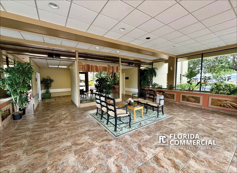 3725 SE Ocean Blvd, Stuart, FL à louer - Photo intérieure – Image 2 sur 13