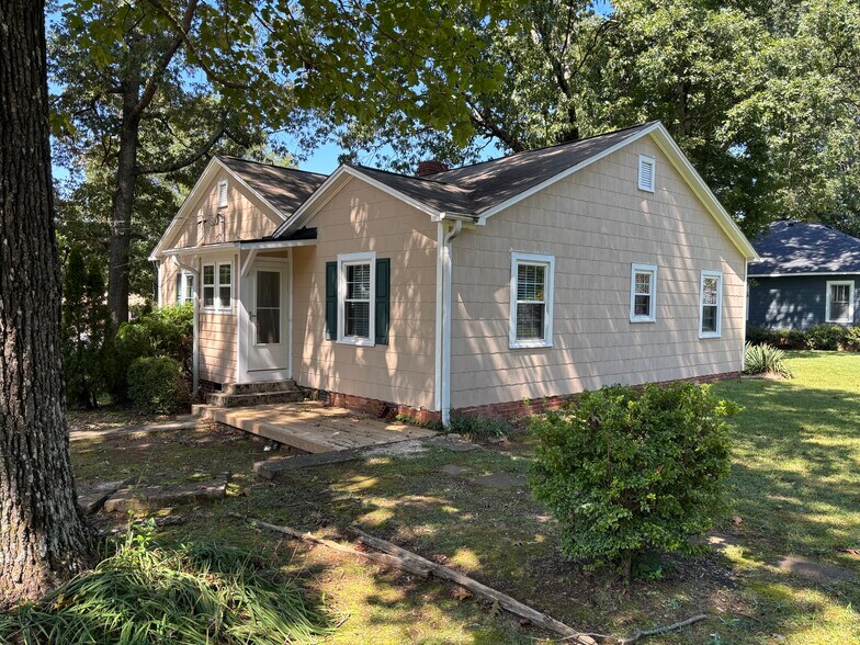 827 Cox Rd, Gastonia, NC à louer - Photo de l’immeuble – Image 2 sur 8