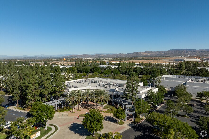 80 Technology Dr, Irvine, CA à louer - Aérien – Image 2 sur 4