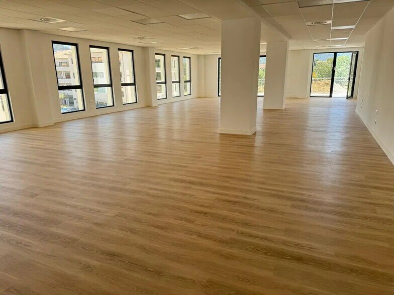 Bureau dans Aubagne à louer - Photo de l’immeuble – Image 3 sur 9