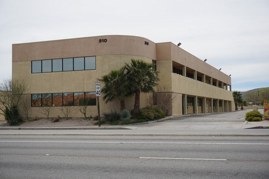 310 E Palmdale Blvd, Palmdale, CA à louer - Photo principale – Image 2 sur 7