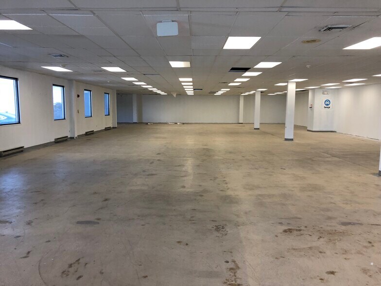 15 Grumman Rd W, Bethpage, NY à louer - Photo intérieure – Image 3 sur 10