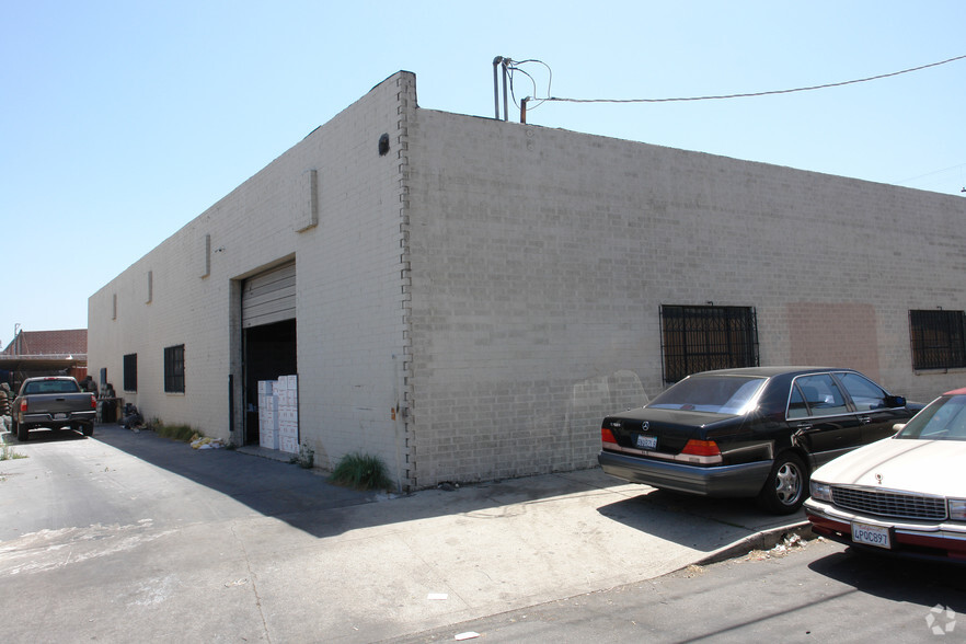 7470 Greenbush Ave, North Hollywood, CA à louer - Photo de l’immeuble – Image 3 sur 4