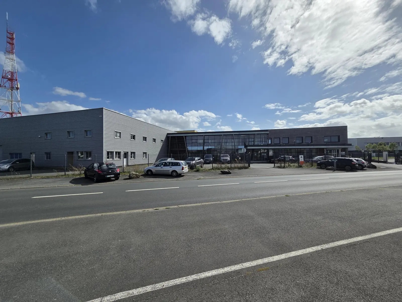 Industriel/Logistique dans SAINT-BARTHELEMY-D'ANJOU à louer Photo de l’immeuble– Image 1 sur 5
