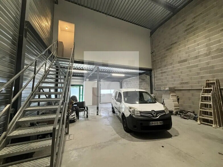 Local d’activités dans Mions à louer - Photo de l’immeuble – Image 3 sur 6