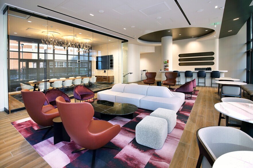 3090 Nowitzki Way, Dallas, TX à louer - Photo de l’immeuble – Image 3 sur 16