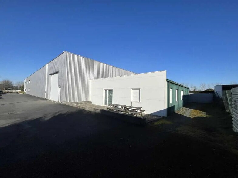 Local d'activités dans Beychac-et-Caillau à vendre - Photo de l’immeuble – Image 2 sur 13