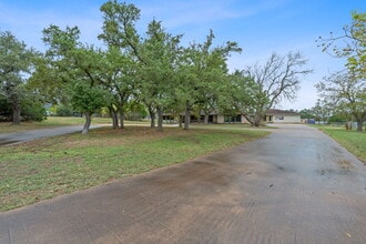 13617 Fitzhugh Rd, Austin, TX à louer Photo de l’immeuble– Image 2 sur 29