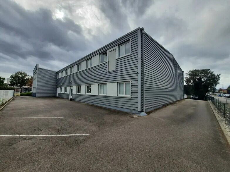 Bureau dans Le Petit-Quevilly à louer - Photo de l’immeuble – Image 1 sur 12