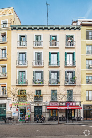 Immeuble residentiel dans Madrid, Madrid à vendre - Photo principale – Image 1 sur 2