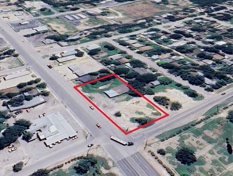 1293 W Main St, Uvalde, TX à louer - Photo de l’immeuble – Image 2 sur 4