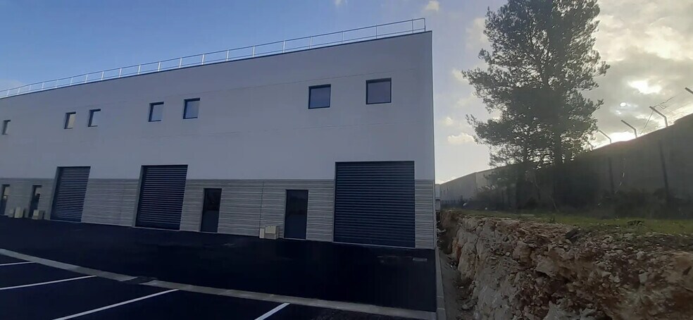 Industriel/Logistique dans Signes à vendre - Photo de l’immeuble – Image 1 sur 6