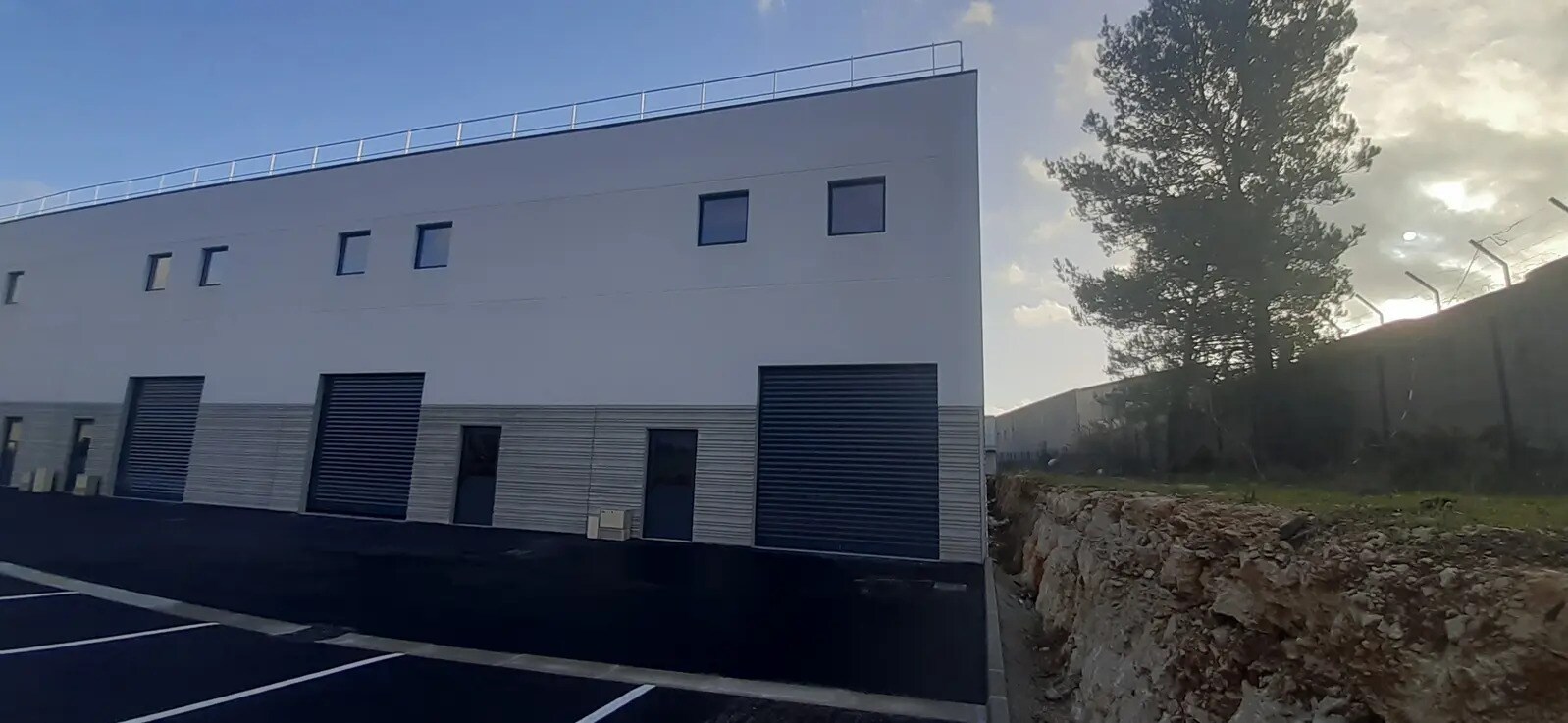 Industriel/Logistique dans Signes à vendre Photo de l’immeuble– Image 1 sur 7
