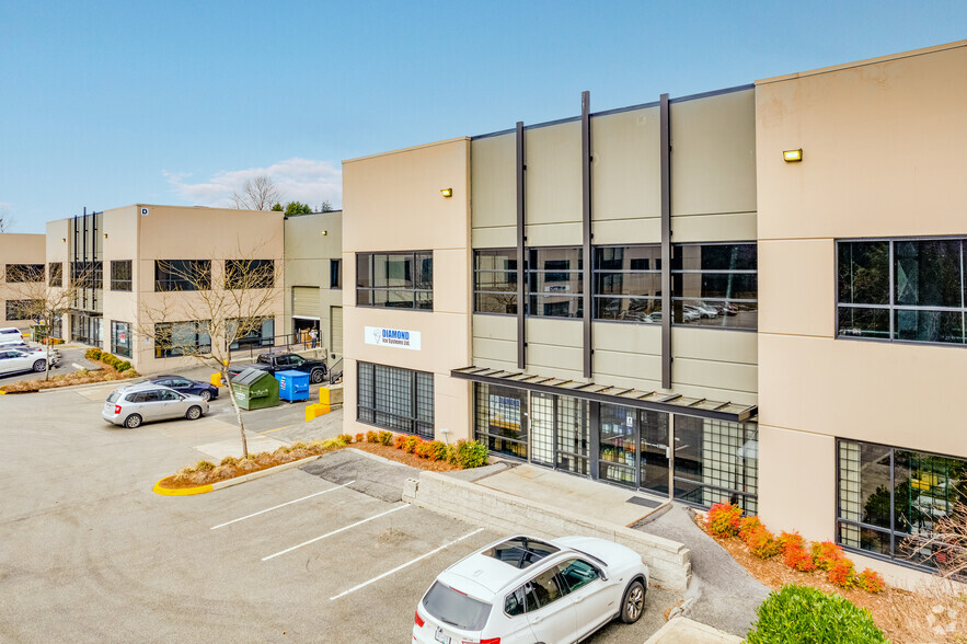 6741 Cariboo Rd, Burnaby, BC à louer - Photo de l’immeuble – Image 3 sur 4