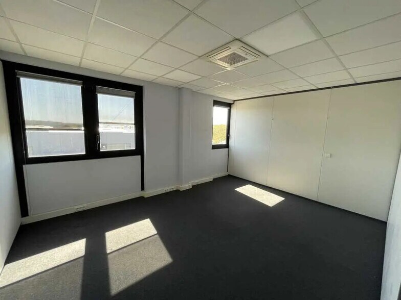 Bureau dans Compiègne à louer - Photo de l’immeuble – Image 1 sur 4
