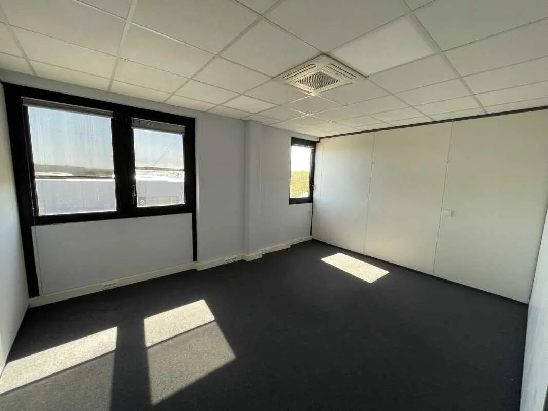 Bureau dans Compiègne à louer Photo de l’immeuble– Image 1 sur 5