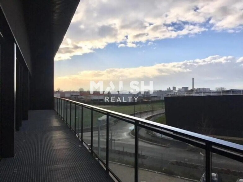 Bureau dans Beynost à louer - Photo de l’immeuble – Image 3 sur 4