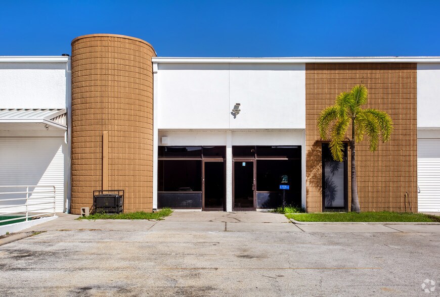 12105 N 28th St, Saint Petersburg, FL à vendre - Photo de l’immeuble – Image 3 sur 16