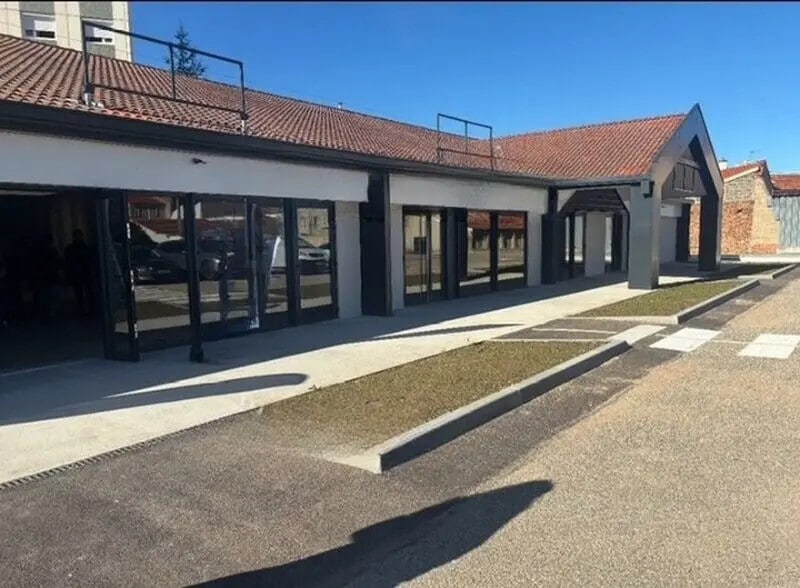 Local commercial dans Le Coteau à vendre - Photo de l’immeuble – Image 2 sur 2