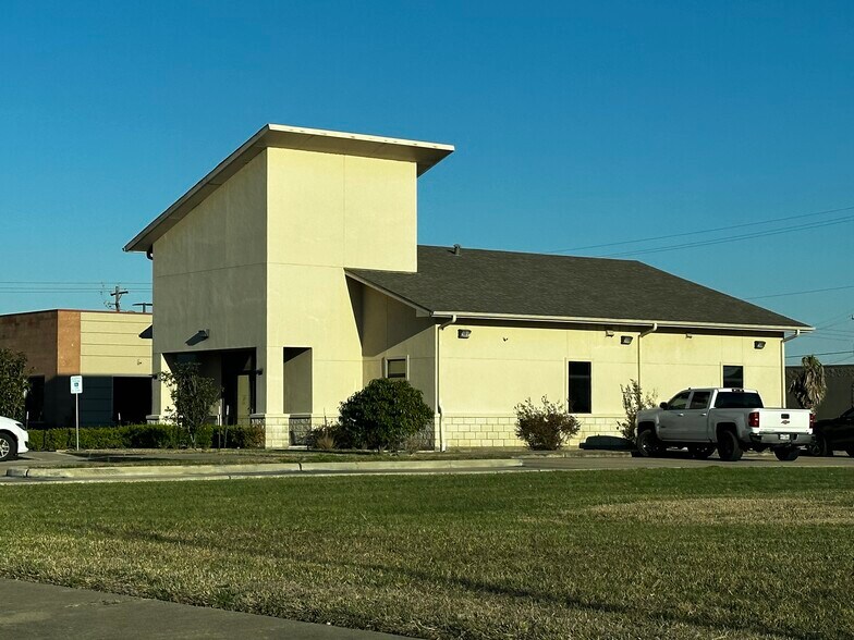 131 W Texas Ave, Webster, TX à louer - Photo principale – Image 1 sur 14