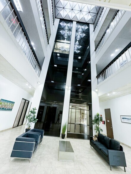 6430 Richmond Ave, Houston, TX à louer - Photo de l’immeuble – Image 3 sur 22