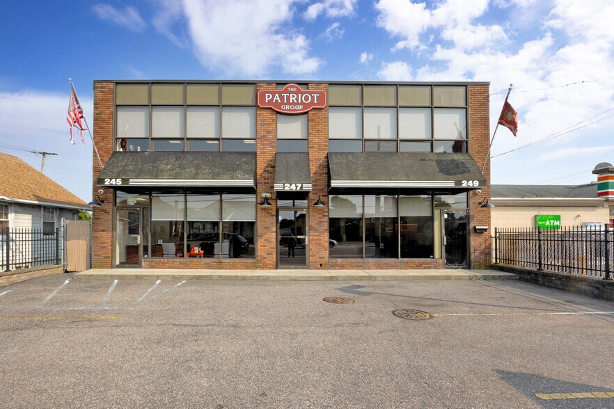 245-249 W Montauk Hwy, Lindenhurst, NY à louer - Photo de l’immeuble – Image 1 sur 22