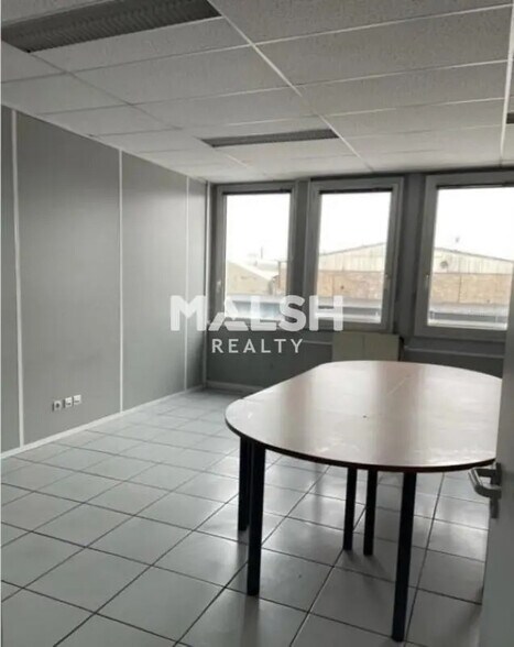 Bureau dans Vénissieux à louer - Photo de l’immeuble – Image 2 sur 8