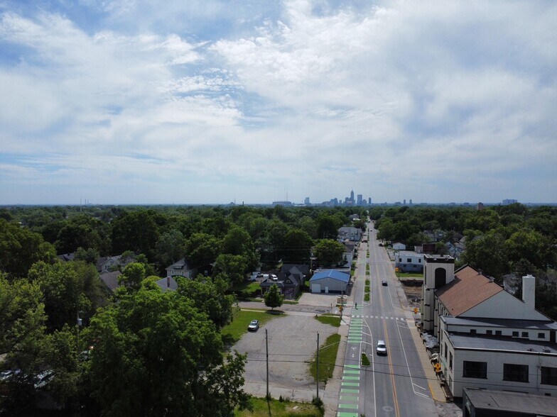 4110 E New York St, Indianapolis, IN à vendre - Photo de l’immeuble – Image 3 sur 14