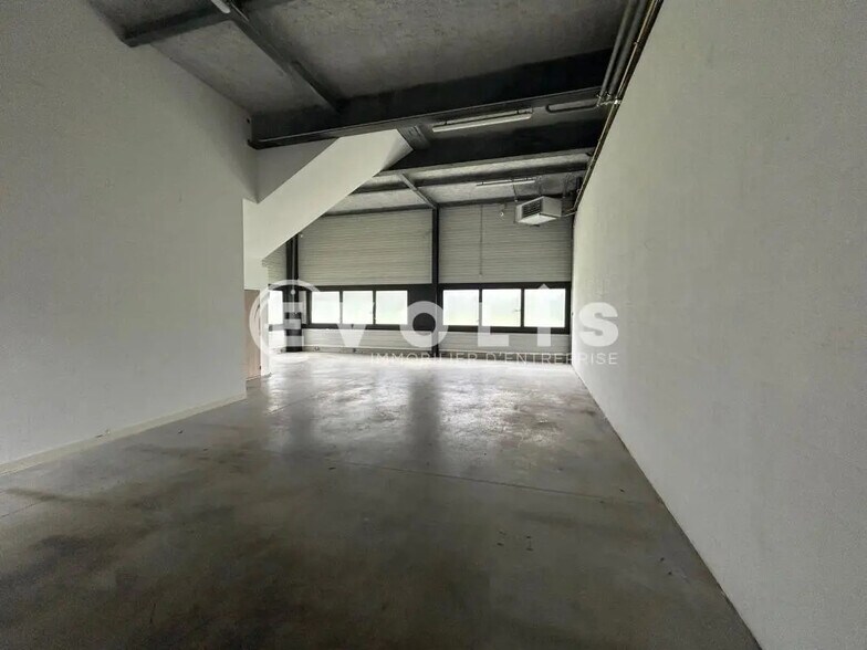 Local d’activités dans Chanteloup-en-Brie à louer - Photo de l’immeuble – Image 2 sur 9