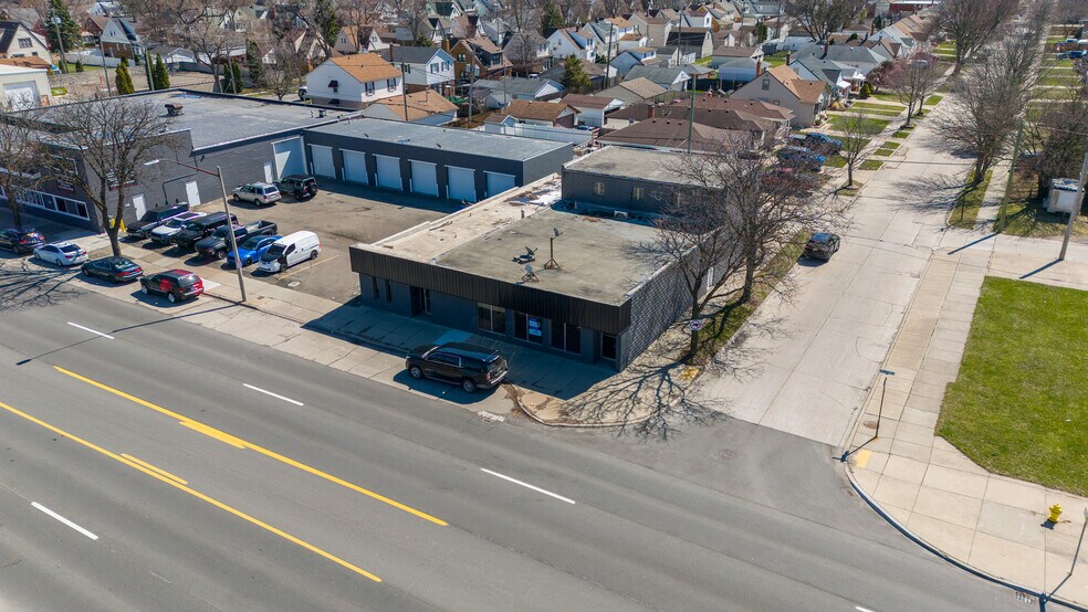 2189 Eureka Rd, Wyandotte, MI à louer - Photo de l’immeuble – Image 3 sur 9