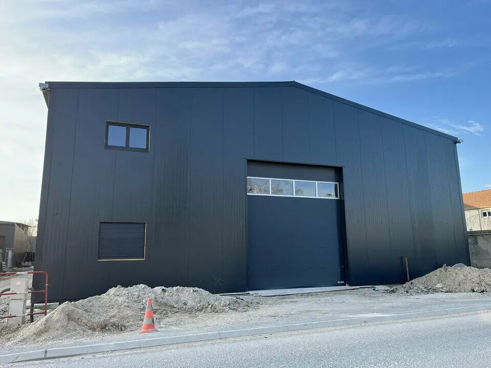 Local d’activités dans Prunay à louer Photo de l’immeuble– Image 1 sur 4