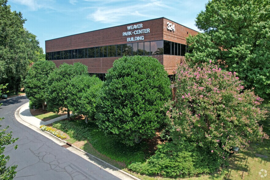 324 W Wendover Ave, Greensboro, NC à louer - Photo de l’immeuble – Image 2 sur 12