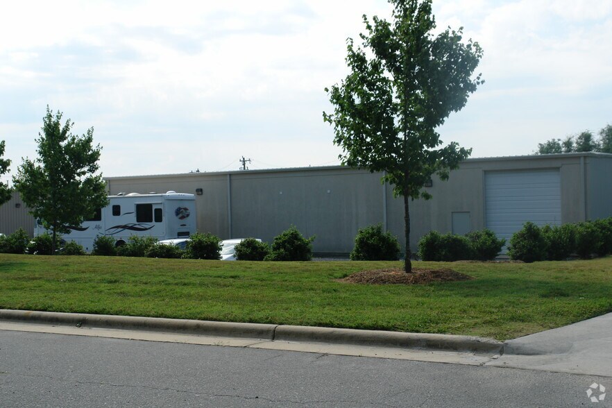 10913 Office Park Dr, Charlotte, NC à louer - Photo de l’immeuble – Image 3 sur 11