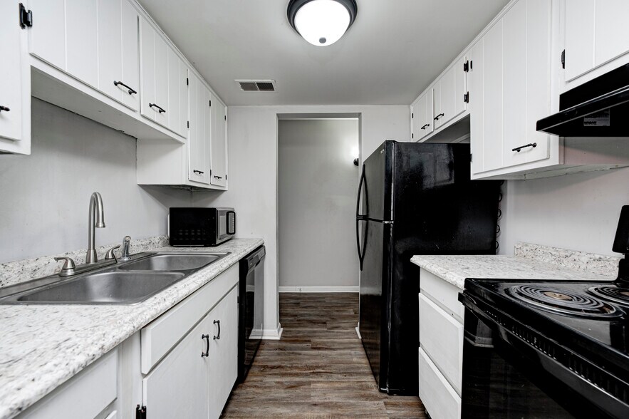 622 Wooddale Ter, Greenwood, IN à vendre - Photo de l’immeuble – Image 3 sur 3