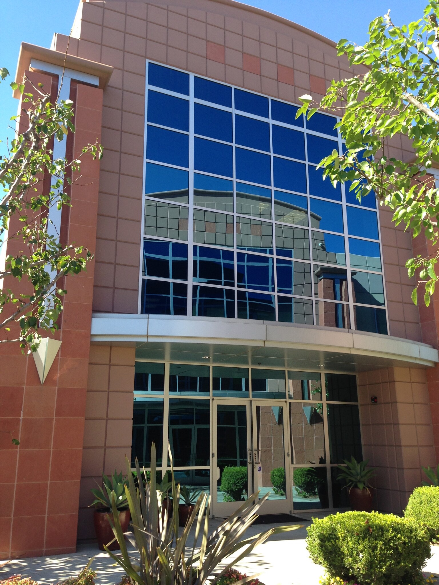 8175 E Kaiser Blvd, Anaheim, CA à louer Photo de l’immeuble– Image 1 sur 7