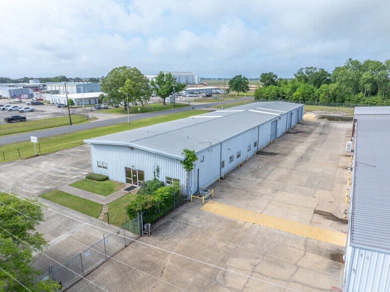 718 Hangar Dr, New Iberia, LA à vendre - Photo de l’immeuble – Image 2 sur 14