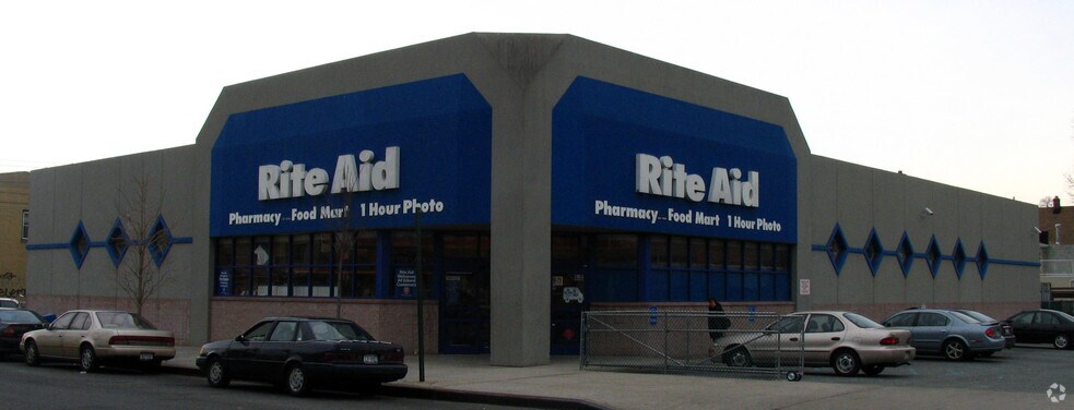 24514 Francis Lewis Blvd, Rosedale, NY à louer - Photo principale – Image 1 sur 2