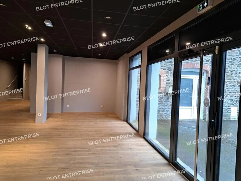 Bureau dans Fougères à vendre - Photo de l’immeuble – Image 2 sur 7